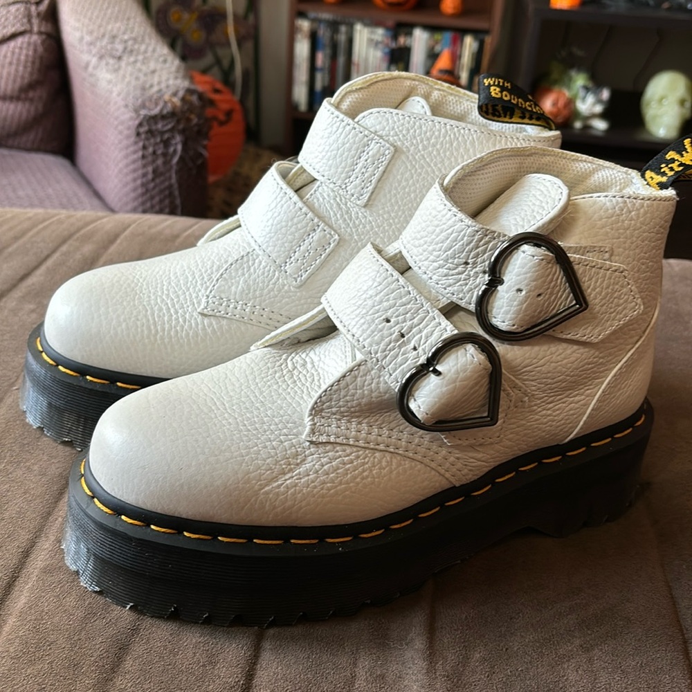 NWOB white Devon heart buckle Doc Martens; size 8